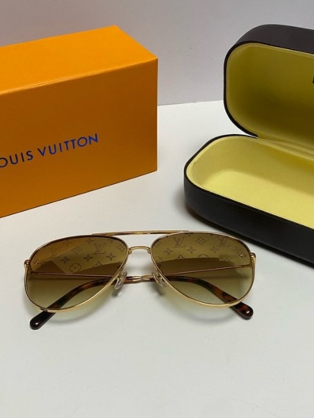 Women's Louis Vuitton sunglasses〰️〰️
